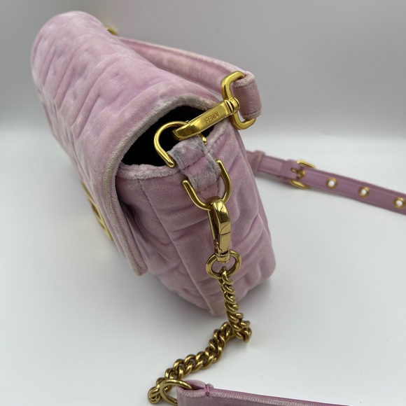 Fendi Baguette Velvet medium size Handbag In
Pink valentine limited edition - Picture 5 of 13